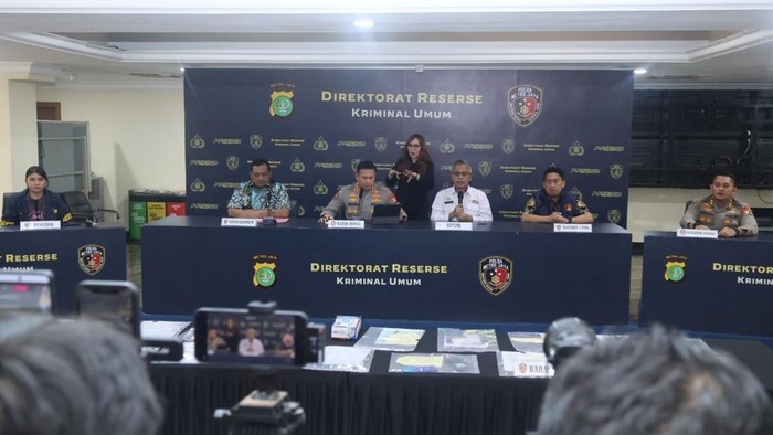 Polda Metro Jaya menggelar konferensi pers terkait tindak pidana perdagangan orang (TPPO) PMI Ilegal ke Libya. Konferensi pers dihadiri Kabid Humas Polda Metro Jaya Kombes Budi Hermanto dan Dirkrimum Polda Metro Jaya Kombes Iman Imannudin, Jumat (24/