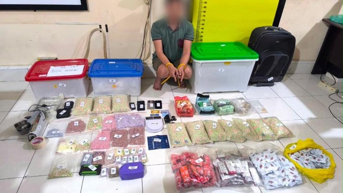 Polda Riau membogkar gudang ekstasi di Pekanbaru dan menangkap seorang kurir.