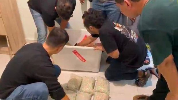 Polda Riau membogkar gudang ekstasi di Pekanbaru dan menangkap seorang kurir. Polda Riau membogkar gudang ekstasi di Pekanbaru dan menangkap seorang kurir.