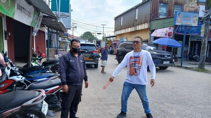 Polisi melakukan olah TKP pengeroyokan korban M Damsir