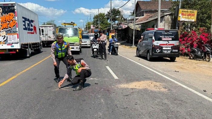 TKP kecelakaan Truk tabrak 2 motor di Boyolali, Jumat (24/7/2026).