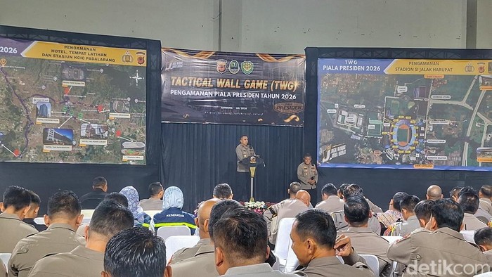 Polisi saat melakukan kegiatan Tactical Wall Game (TWG) persiapan Piala Presiden di SOR Gymnasium, di Jalak Harupat