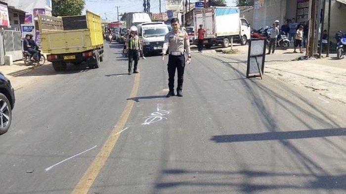 Polisi saat melakukan olah TKP tabrakan maut di Sukabumi