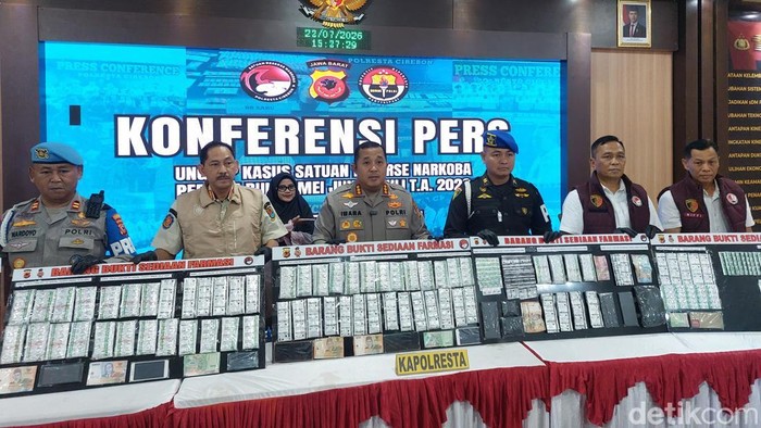 Polisi saat menunjukan sejumlah barang bukti narkoba