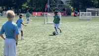 Aksi Gohan menggocek bola di lapangan mendapat apresiasi dari teman-teman artis sang ayah. Foto: Instagram @praz_teguh