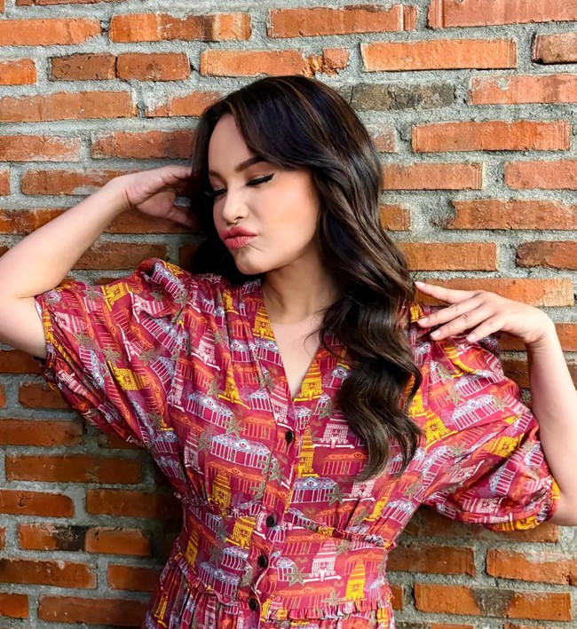 Busana yang dikenakan Rossa memiliki model bodycon pada bagian perutnya, memberikan siluet tubuh yang lebih ramping. Penampilannya pun terlihat simpel tanpa perhiasan apapun. Foto: Instagram/@itsrossa910