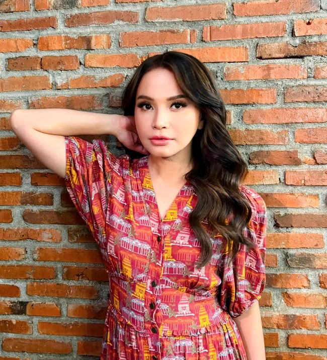 Tampil makin langsing, penampilan Rissa jadi ikut terlihat semakin fresh dan cantik. Tak sedikit netizen yang ikut memuji penampilannya. Foto: Instagram/@itsrossa910