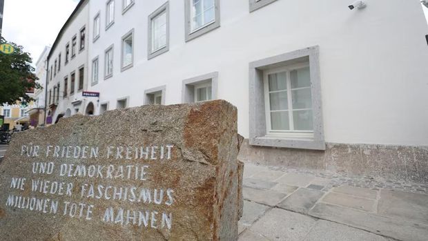 Rumah tempat kelahiran Adolf Hitler di Braunau am Inn, Austria beralih fungsi jadi kantor polisi.