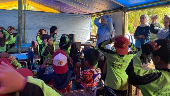 SD Filial Berau yang viral karena siswa belajar di bawah terpal.