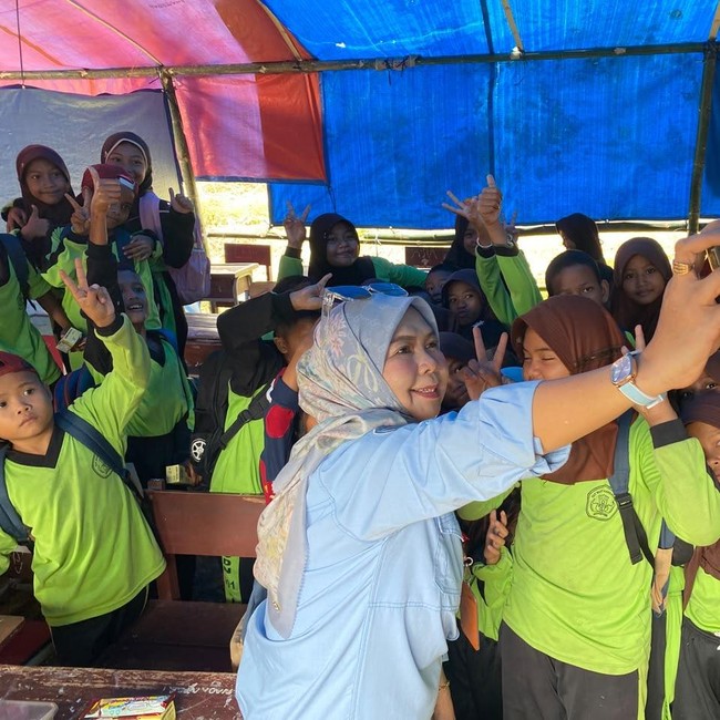 Penampakan SD Filial Kampung Birang Berau, Siswa Belajar Beratapkan Terpal