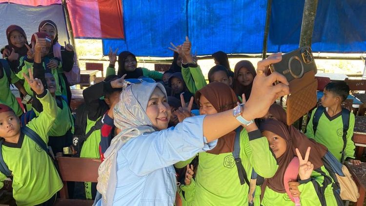 Penampakan SD Filial Kampung Birang Berau, Siswa Belajar Beratapkan Terpal