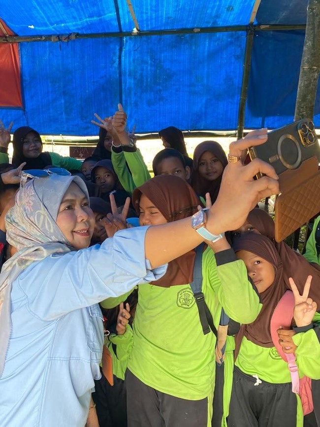 Penampakan SD Filial Kampung Birang Berau, Siswa Belajar Beratapkan Terpal