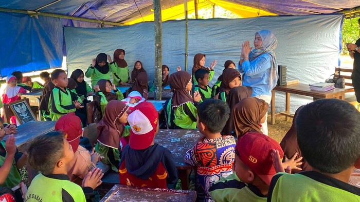 SD Filial Kampung Birang yang viral karena siswanya belajar di bawah terpal.