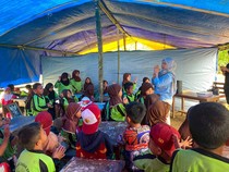 Kala 50 Murid SD di Berau Belajar Beratapkan Terpal