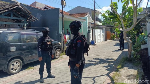 Sejumlah anggota Brimob Polda NTB melakukan penjagaan di sebuah rumah yang digeledah oleh KPK di Lombok Barat, Jumat (24/7/2026). (Foto : Abdurrasyid Efendi/detikBali).