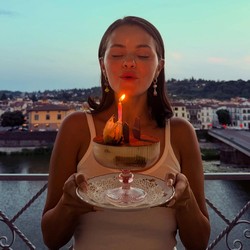 Selena Gomez Komentari Fans yang Obsesi Sama Penampilannya di Usia 20-an
