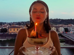 Gaya Selena Gomez Rayakan Ultah ke-34, Tampil Seksi dengan Bikini Biru