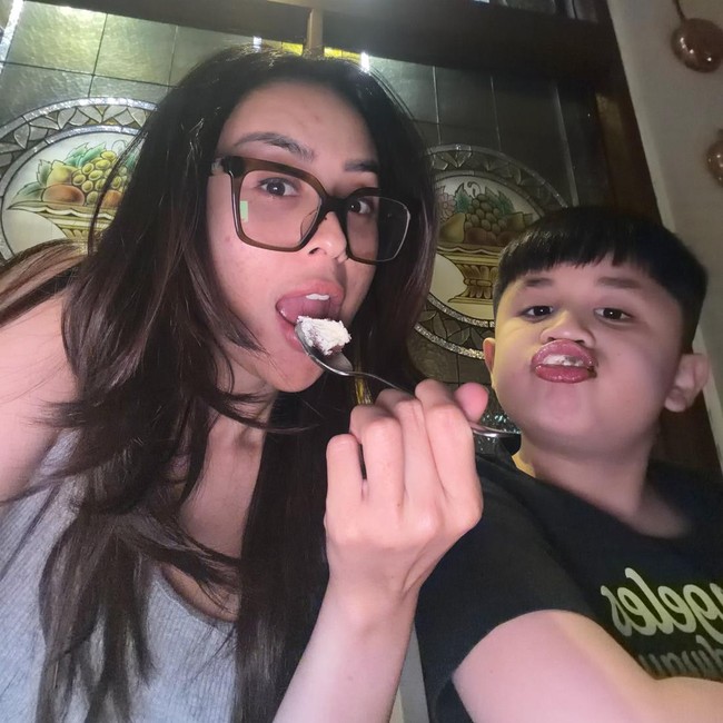 Selvi Kitty Hamil, Perlihatkan Baby Bump