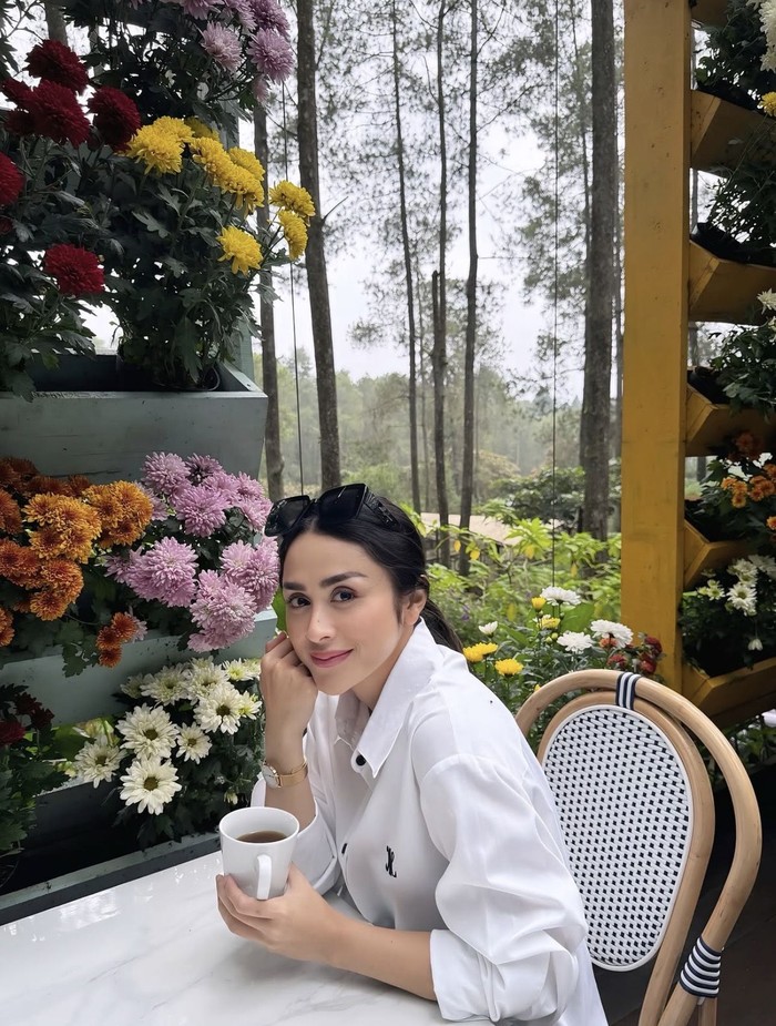 Serunya Selvi Kitty saat Jajan Es Krim hingga Hangout di Beach Club