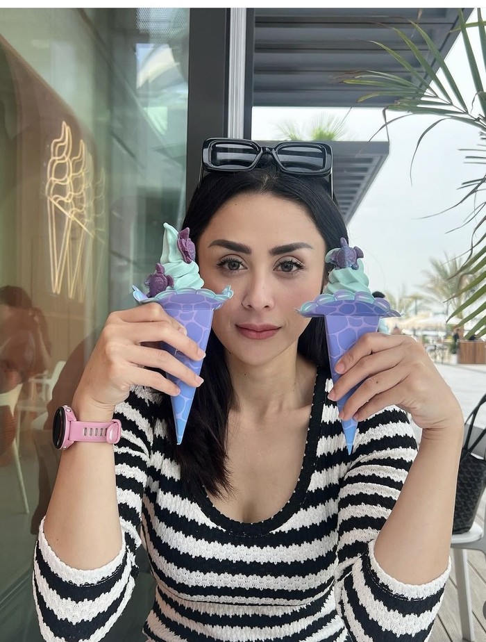 Serunya Selvi Kitty saat Jajan Es Krim hingga Hangout di Beach Club