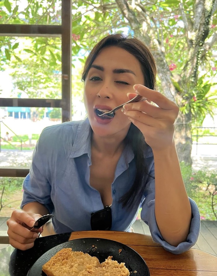 Serunya Selvi Kitty saat Jajan Es Krim hingga Hangout di Beach Club