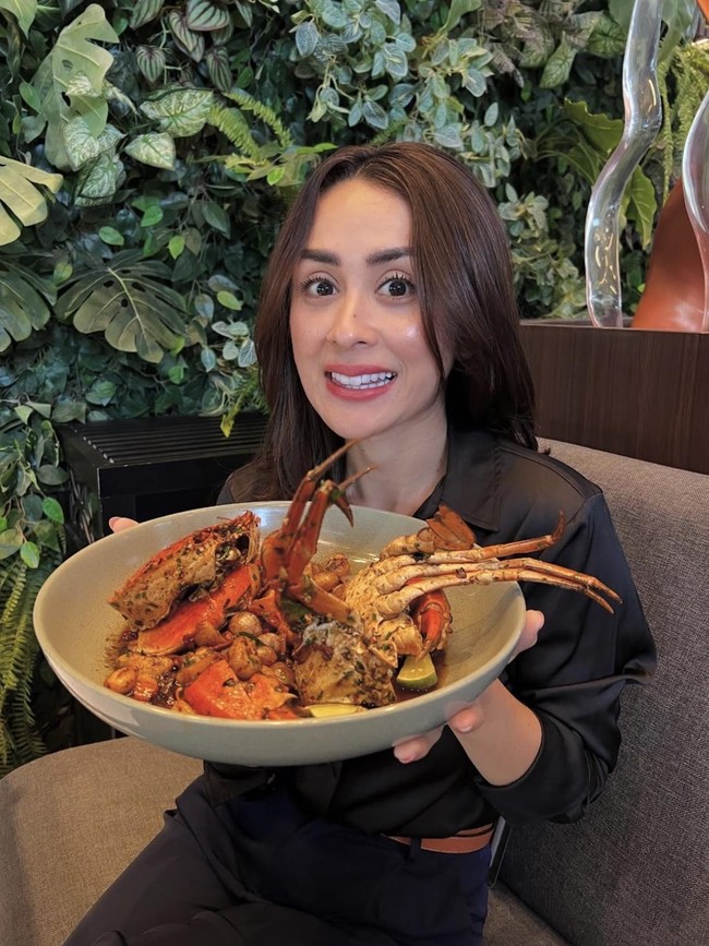 Serunya Selvi Kitty saat Jajan Es Krim hingga Hangout di Beach Club