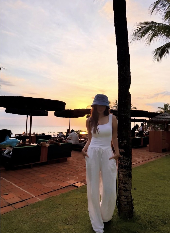 Serunya Selvi Kitty saat Jajan Es Krim hingga Hangout di Beach Club