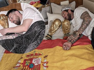 Heboh! Sergio Ramos Tiru Foto Messi, Peluk Dua Trofi Piala Dunia