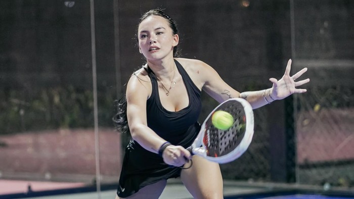 Gaya Energik Shafa Harris Debut Main Padel