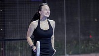 Shafa Harris tak bisa menyembunyikan senyum bahagianya saat mencoba lapangan padel untuk pertama kalinya. Ia tampil stylish mengenakan sportswear serba hitam. (Foto: dok Instagram shafaharris