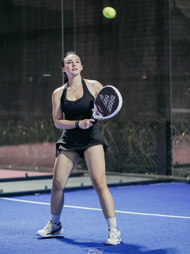 Gaya Energik Shafa Harris Debut Main Padel
