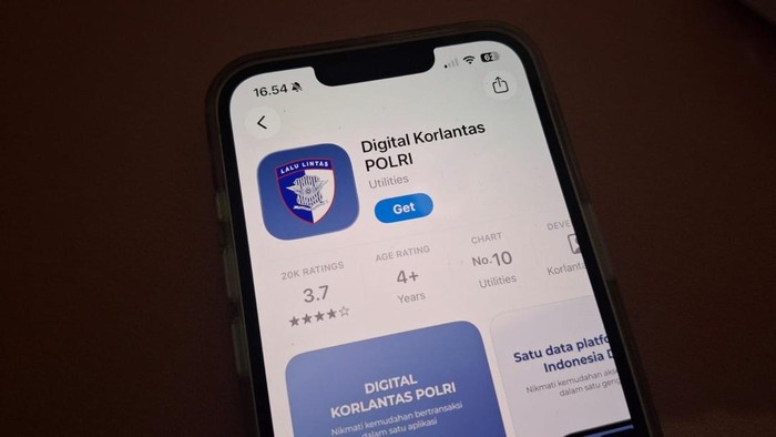Berkendara wajib bawa SIM, tapi kalau lupa atau ketinggalan? Tenang, nggak akan ketilang kalau kamu tunjukkan SIM Digital lewat aplikasi Korlantas Polri.