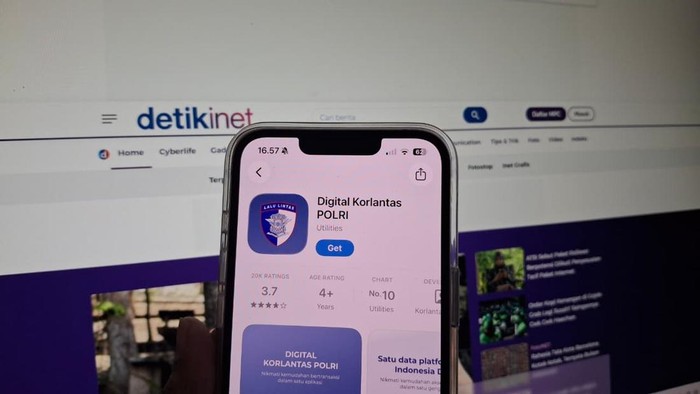 Berkendara wajib bawa SIM, tapi kalau lupa atau ketinggalan? Tenang, nggak akan ketilang kalau kamu tunjukkan SIM Digital lewat aplikasi Korlantas Polri.