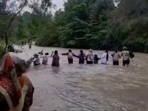 Guru di Banggai Meratapi Murid-muridnya yang Bertaruh Nyawa Demi Sekolah