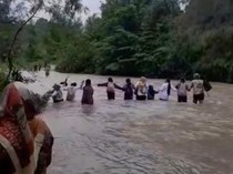 Siswa di Banggai Bertaruh Nyawa Seberangi Sungai Arus Deras demi ke Sekolah