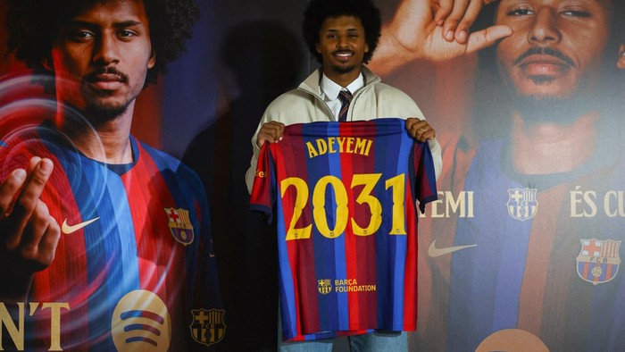 Soccer Football - FC Barcelona unveil new signing Karim Adeyemi - Spotify Camp Nou, Barcelona, Spain - July 23, 2026 Karim Adeyemi poses for a photograph with the club shirt after signing for FC Barcelona REUTERS/Albert Gea