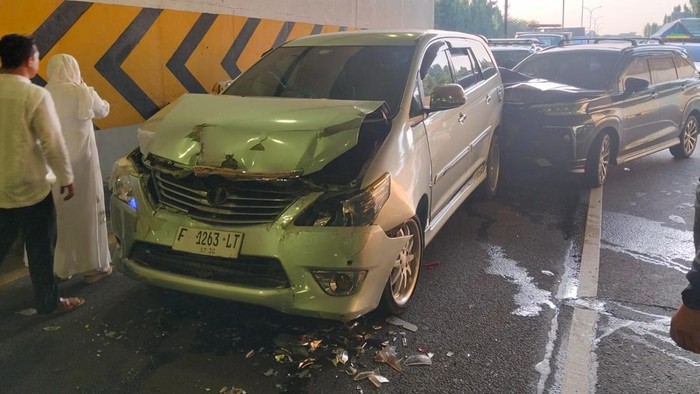 Tabrakan beruntun terjadi di Terowongan Tol Pasar Rebo, Jakarta Timur. (Dok TMC Polda Metro Jaya).