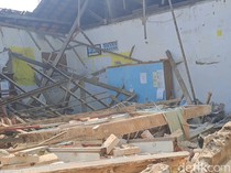 Ruang Guru SDN 2 Tugu Indramayu Ambruk, Siswa Belajar Berdesakan