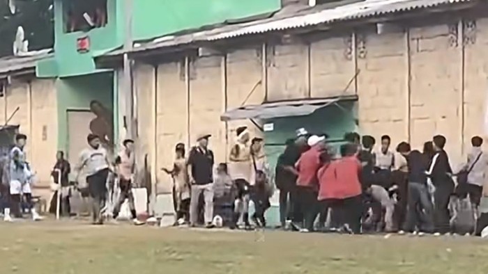 Tawuran penonton saat tarkam di Waru Sidoarjo antara Tambak Sawah FC vs Poras FC