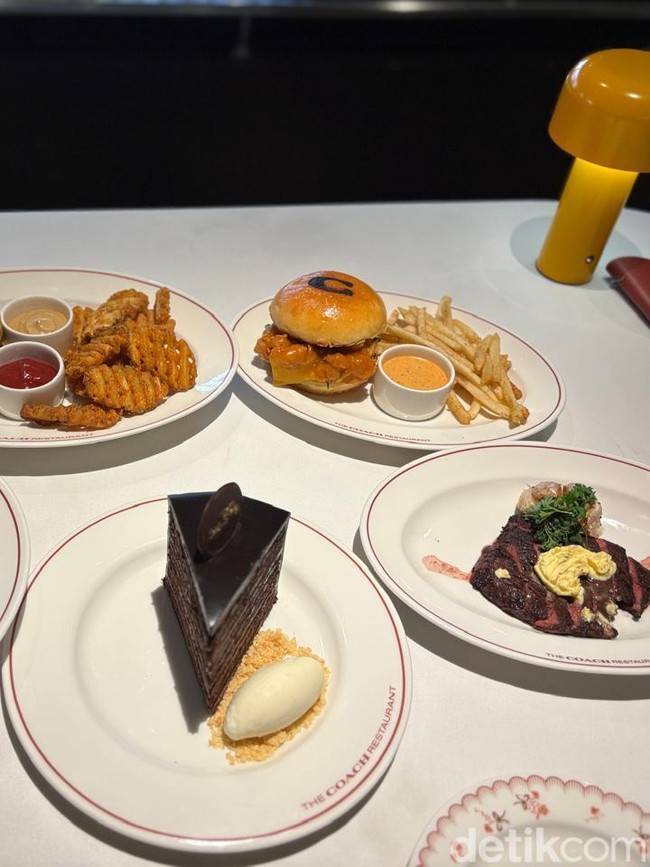 Nikmatnya Steak hingga Kue Cokelat 20 Lapis di Resto Coach Pertama di Dunia