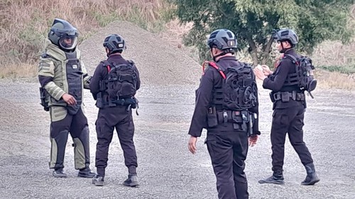 Tim Jibom Detasemen Gegana Satuan Brimob Polda NTT memusnahkan toga bom rakitan pascabentrokan antarwarga Desa Narasaosina dan Waiburak di Adonara Timur, Flores Timur, NTT. (Foto: Polres Flores Timur)