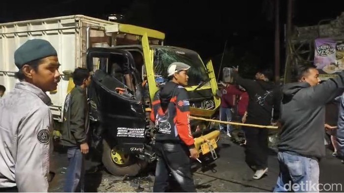 ScreenshotTKP kecelakaan truk adu banteng dengan tronton di Sukabumi