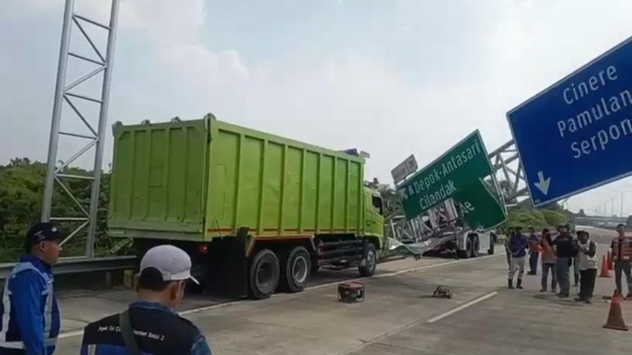 Truk tabrak tiang penunjuk arah di Tol Cijago arah Limo (dok. Istimewa)