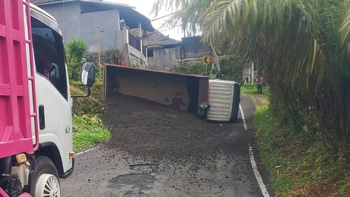 Truk terguling akibat as patah di jalur tanjakan Desa Besakih, Kecamatan Rendang, Karangasem, Jumat (24/7/2026). (Foto: Dok. Polres Karangasem)