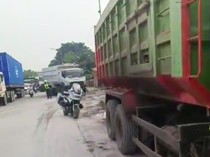Bikin Macet, Truk Parkir Pinggir Jalan Cakung-Cilincing Ditindak Petugas