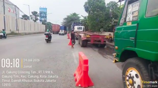 Truk-truk yang parkir sembarangan di tepi Jalan Cakung-Cilincing ditindak petugas karena dapat memicu kemacetan hingga berpotensi terjadi kecelakaan. (dok TMC PMJ)