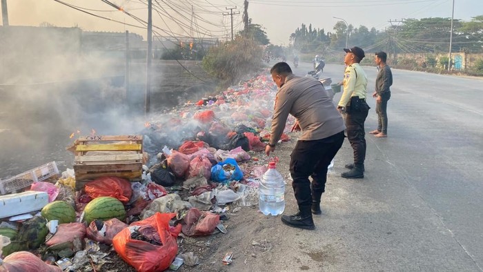 Tumpukan sampah di pinggir Jalan Raya Serang-Tangerang, wilayah Cikande, Kabupaten Serang, Banten, terbakar.  (Dok istimewa).
