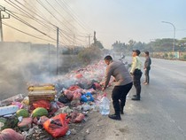 Tumpukan Sampah di Pinggir Jalan Cikande Serang Terbakar