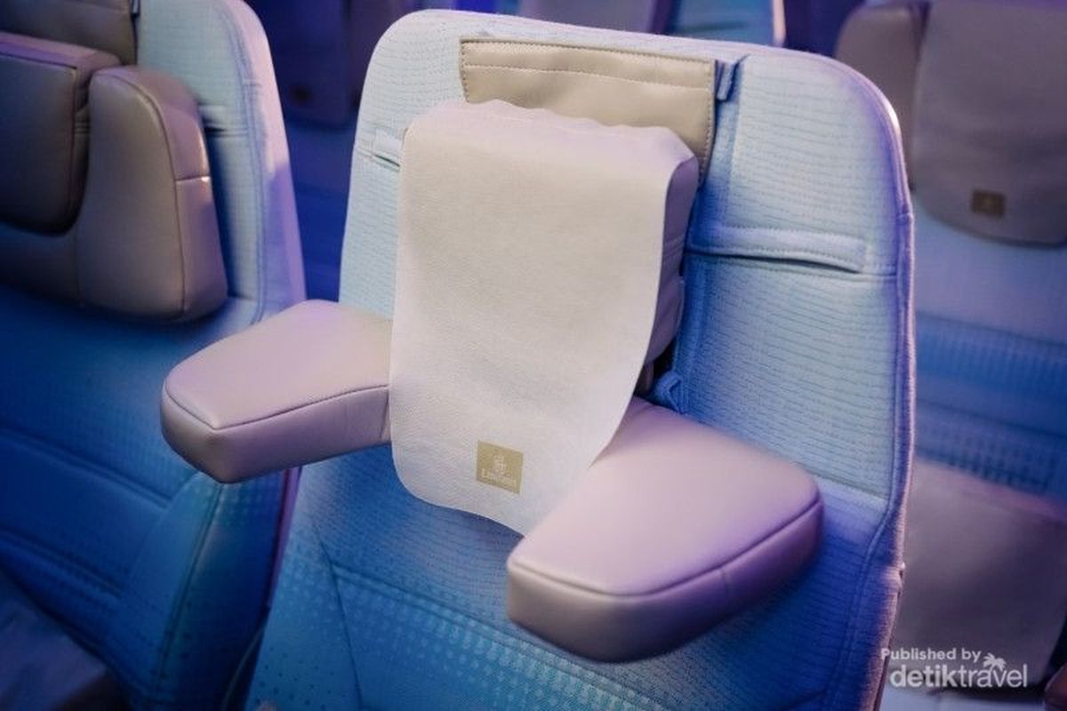 Bukan Sandaran Kepala Biasa, Emirates Janji Bikin Penumpang Cepat Tidur di Pesawat