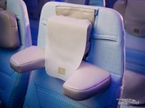 Bukan Sandaran Kepala Biasa, Emirates Janji Bikin Penumpang Cepat Tidur di Pesawat